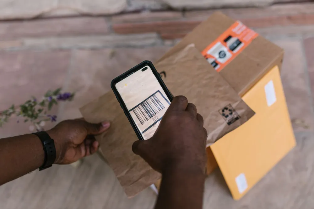 Un téléphone scanne le code d’un colis