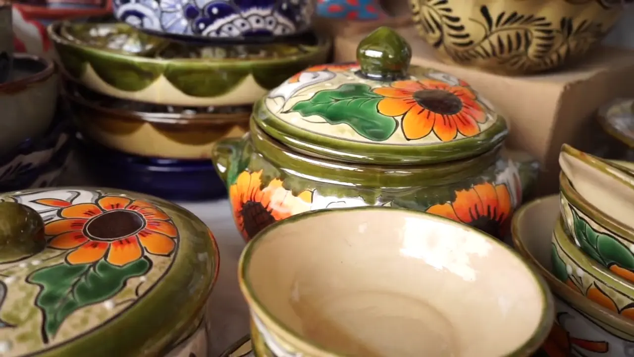 Des assiettes de Talavera peintes à la main sur un étal